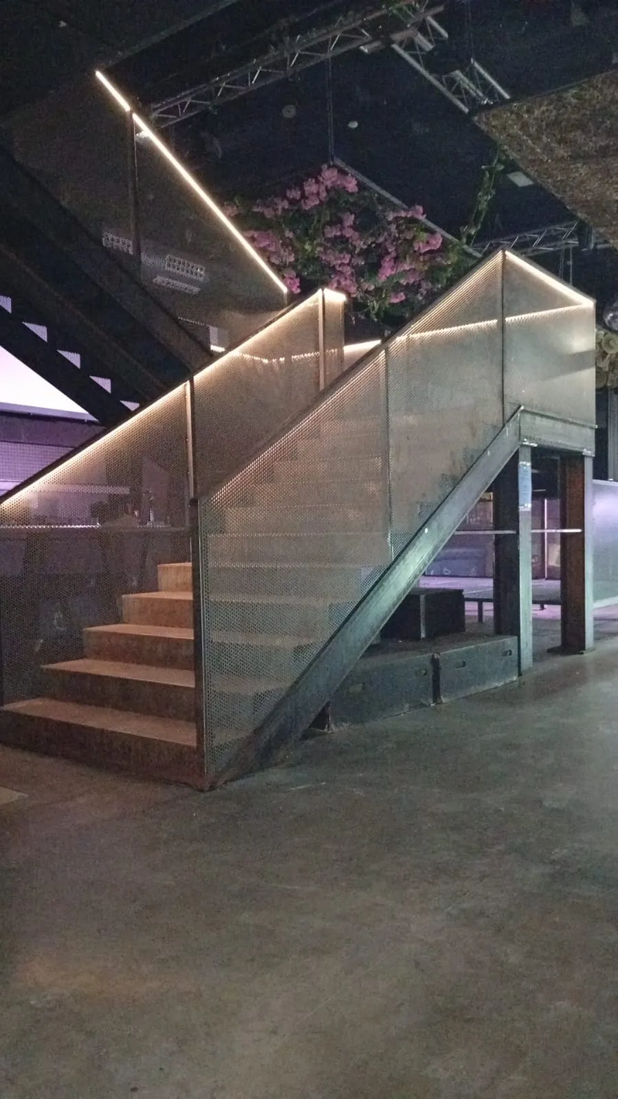 Fabricación escalera y estructuras metálicas para discoteca o sala de conciertos - 2