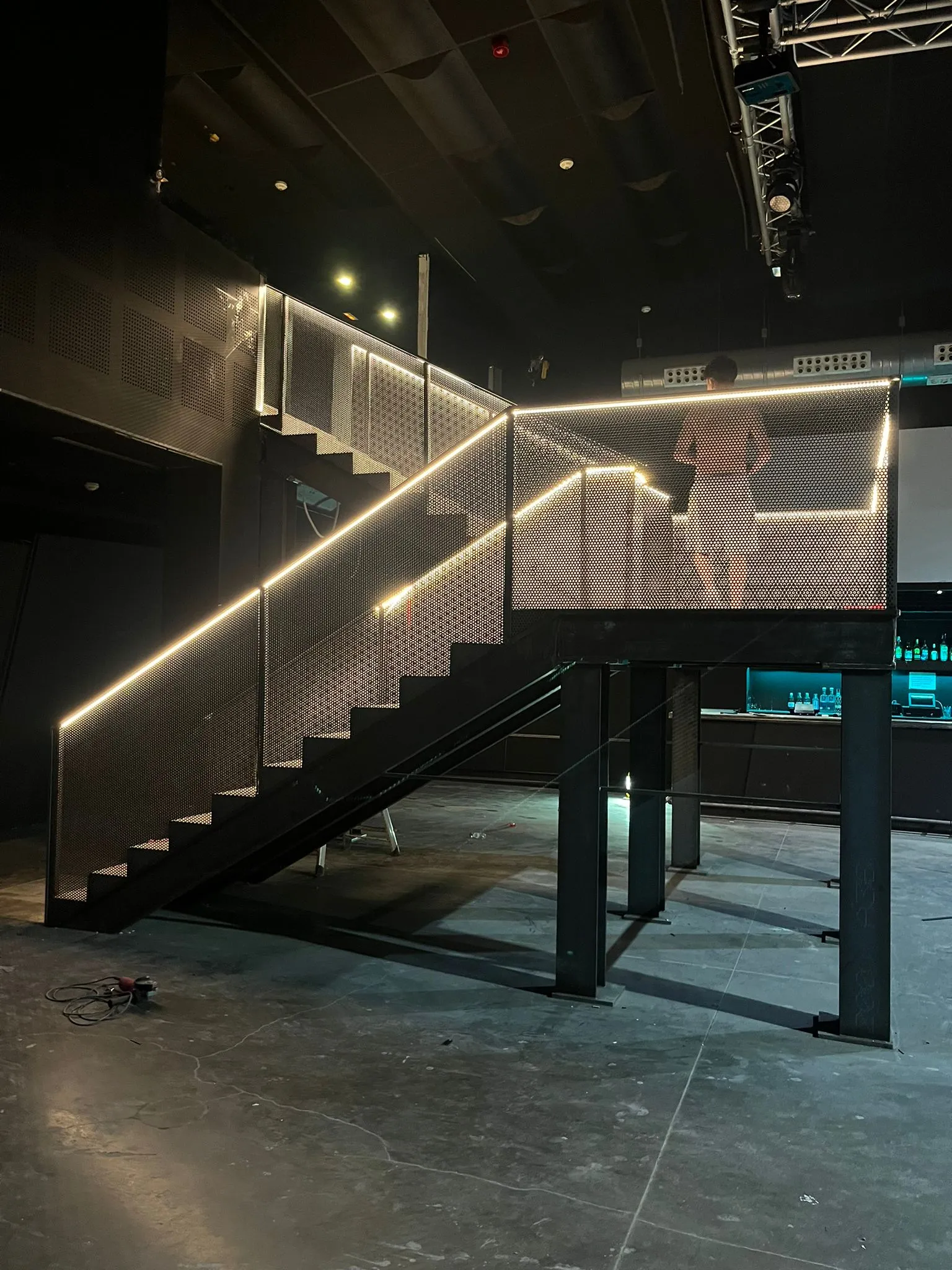 Fabricación escalera y estructuras metálicas para discoteca o sala de conciertos - 1