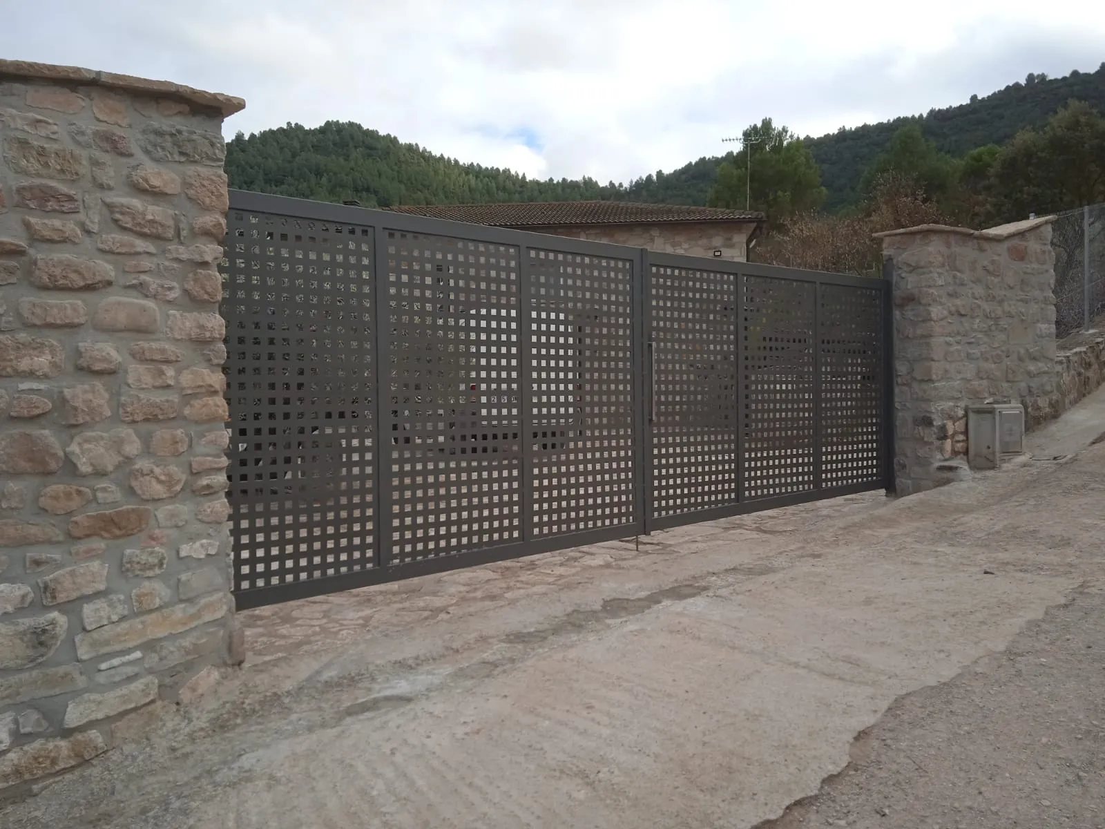 Fabricación puerta exterior vehículos para vivienda (modelo 2)