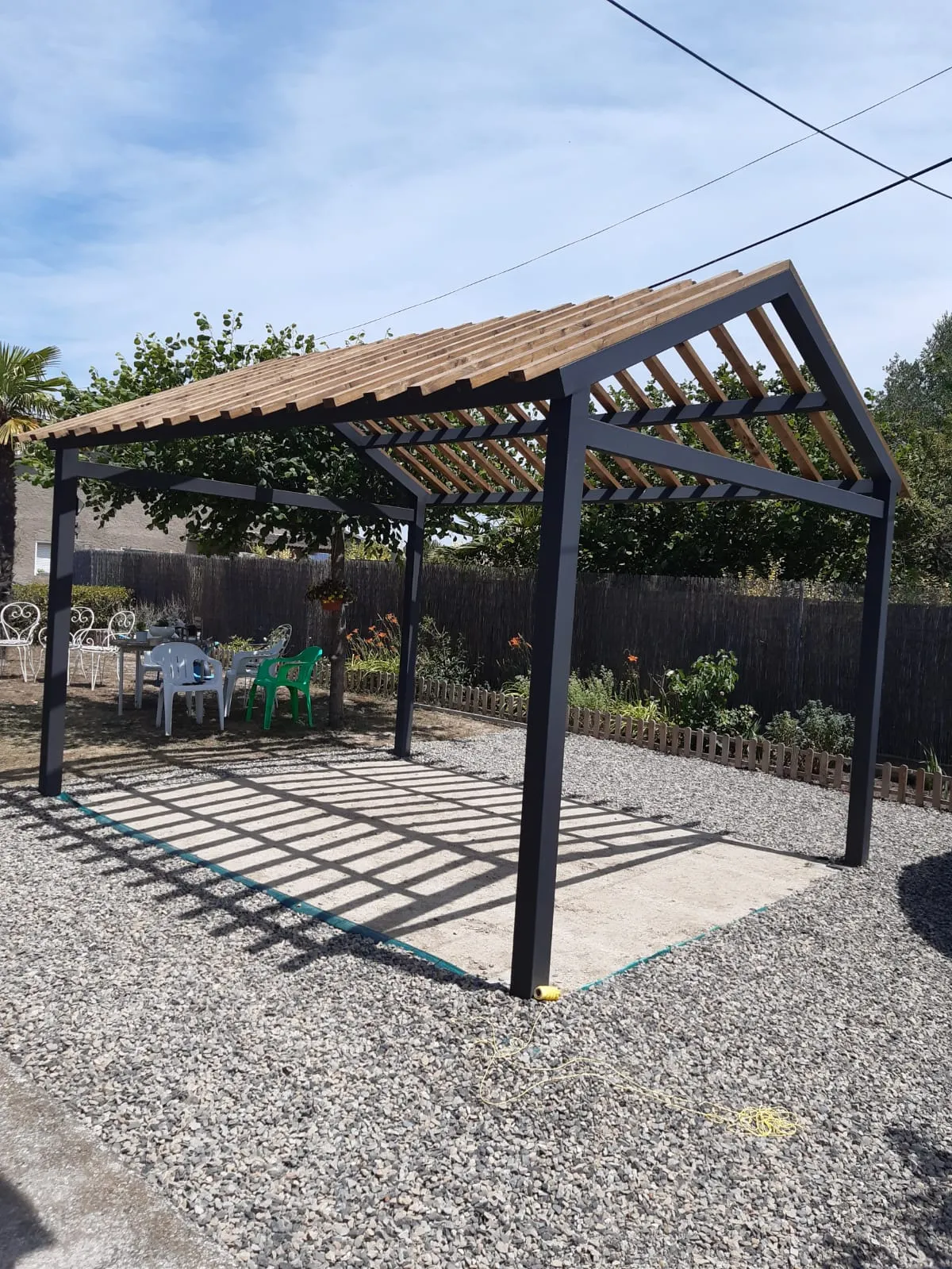 Fabricación pérgola exterior con techo inclinado para vivienda - 2