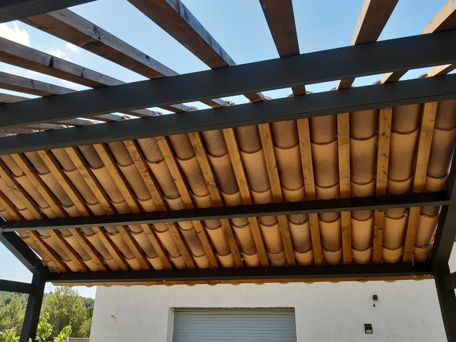 Fabricación pérgola exterior con techo inclinado para vivienda - 3