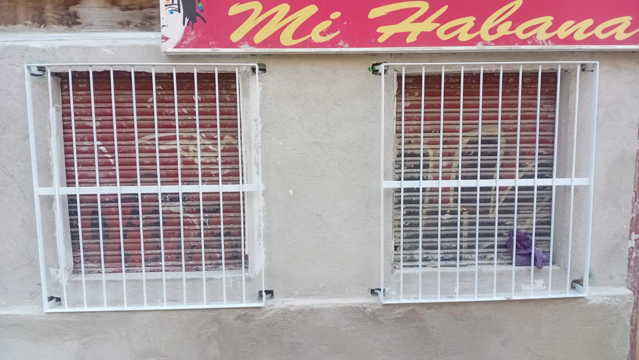 Fabricación e instalación de barras de protección para ventanas de un negocio - 2