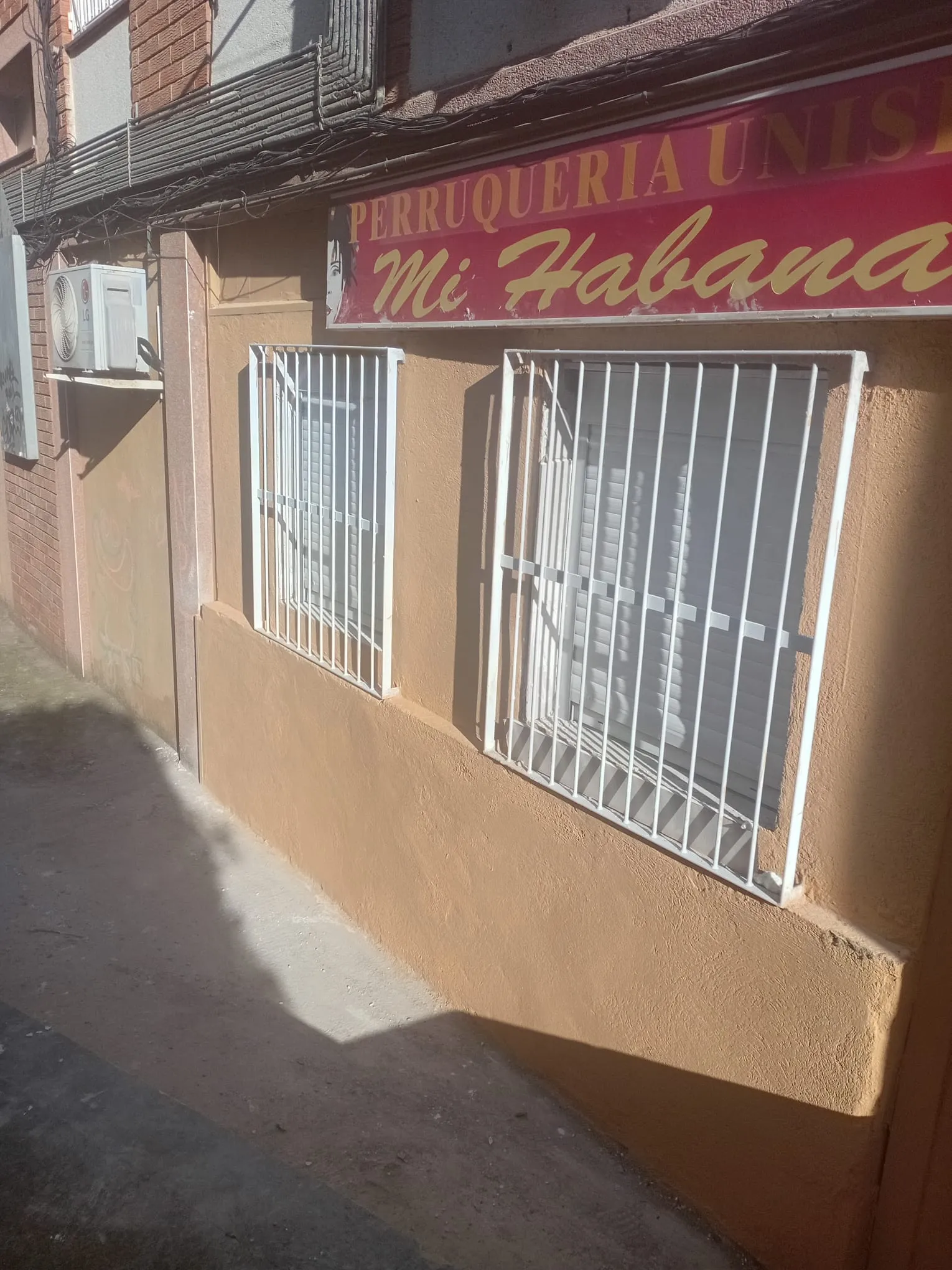 Fabricación e instalación de barras de protección para ventanas de un negocio - 1