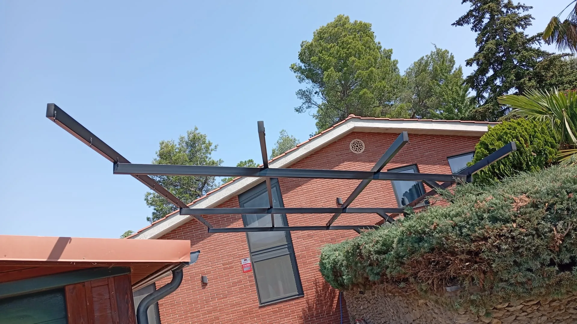 Fabricación estructura parasol exterior vivienda