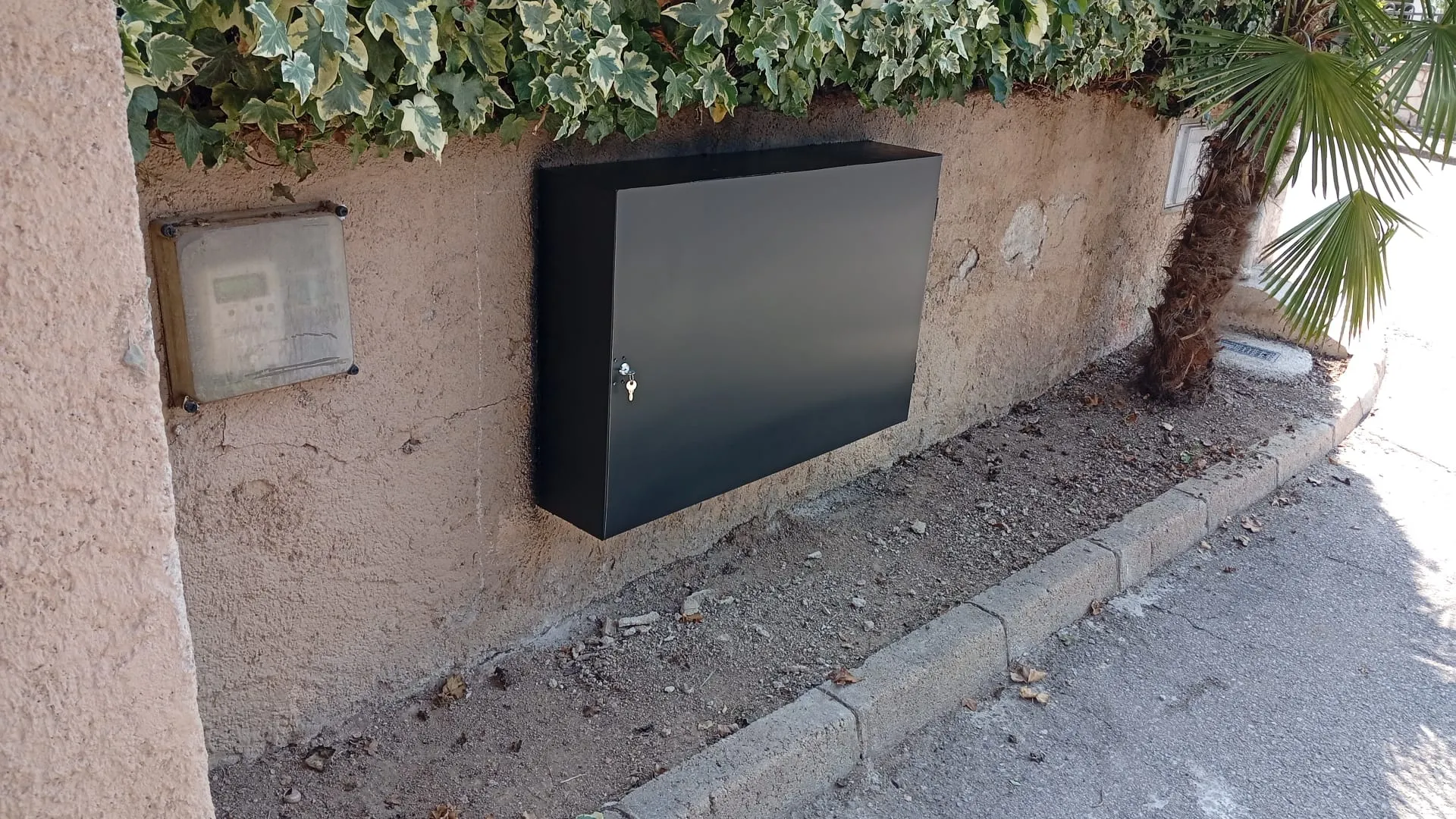 Fabricación caja exterior de protección de suministros para vivienda