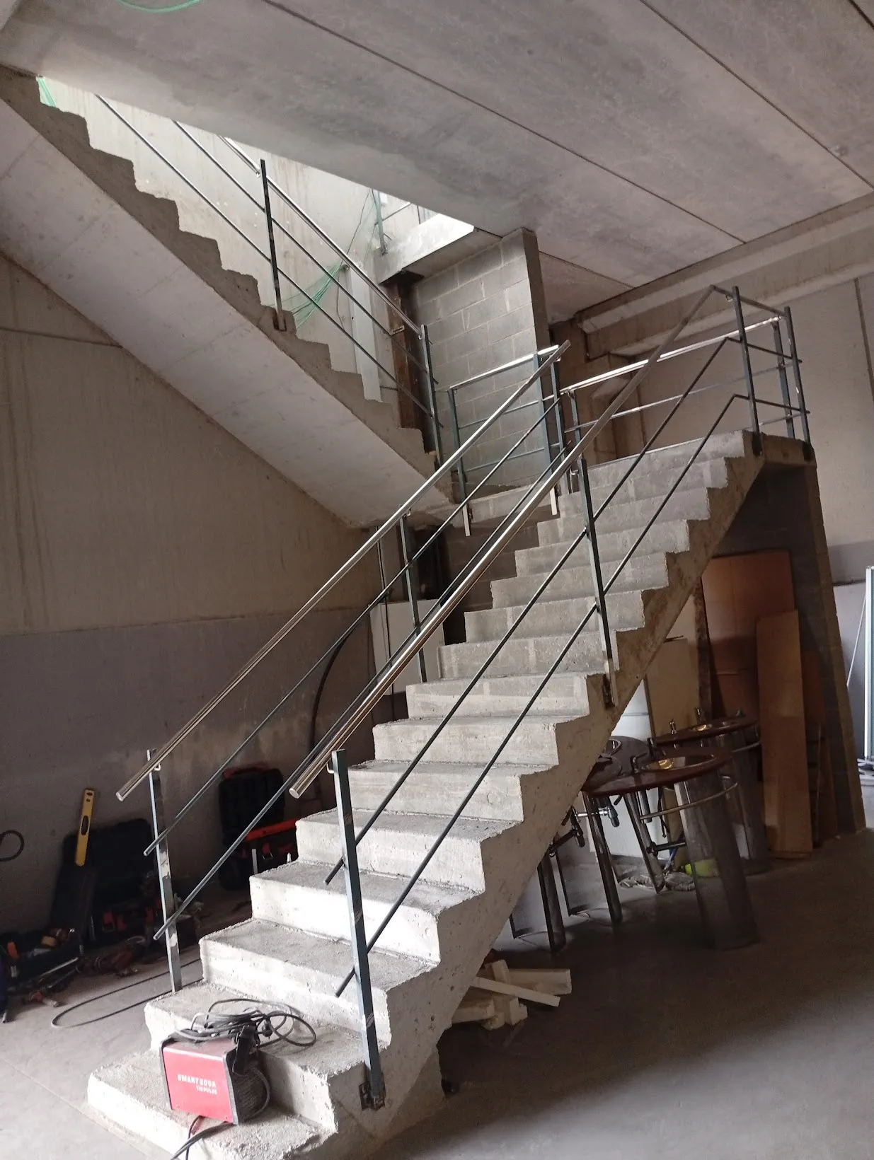 Fabricación barandilla escalera vivienda obra nueva